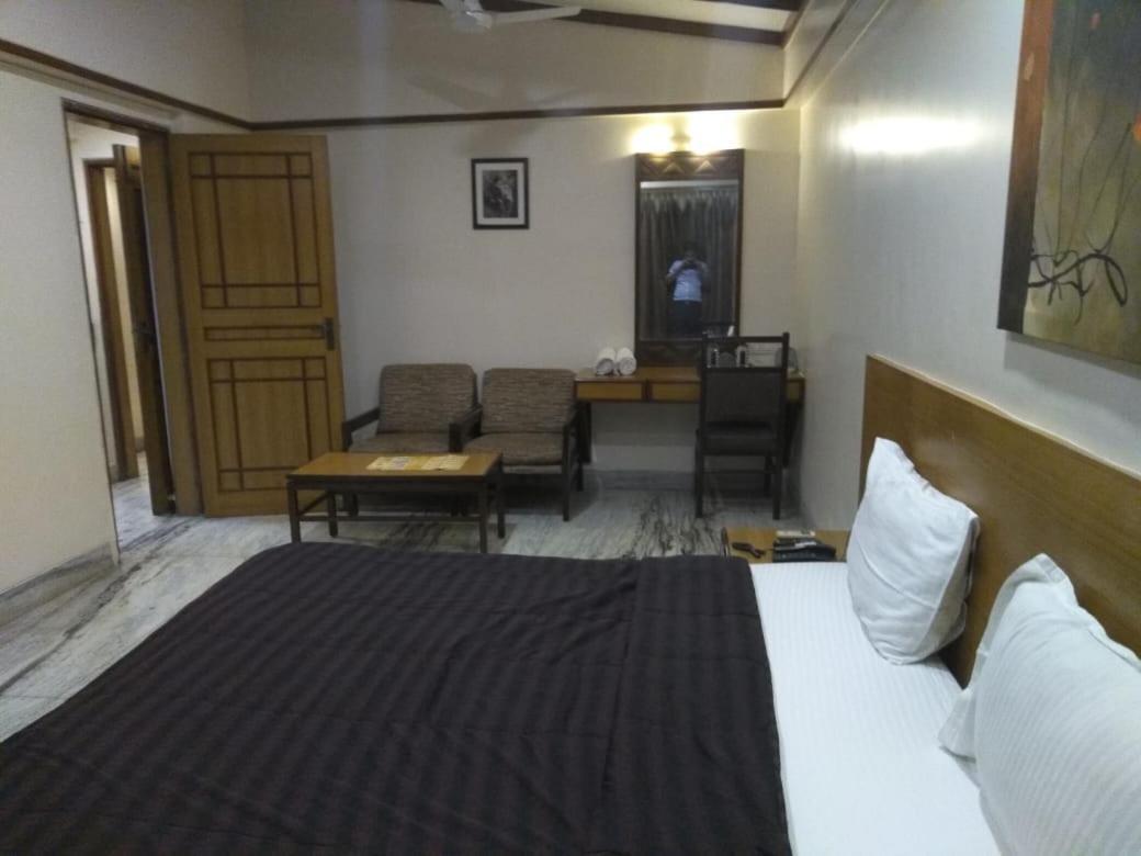 Hotel Jawahar Ulhāsnagar Екстериор снимка