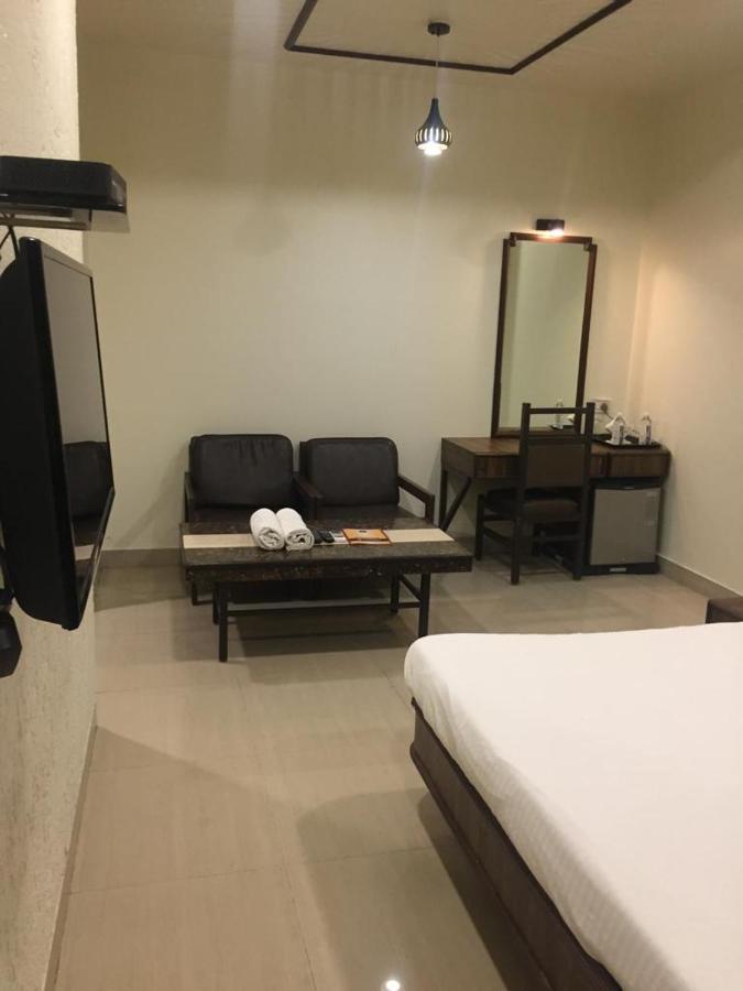 Hotel Jawahar Ulhāsnagar Екстериор снимка