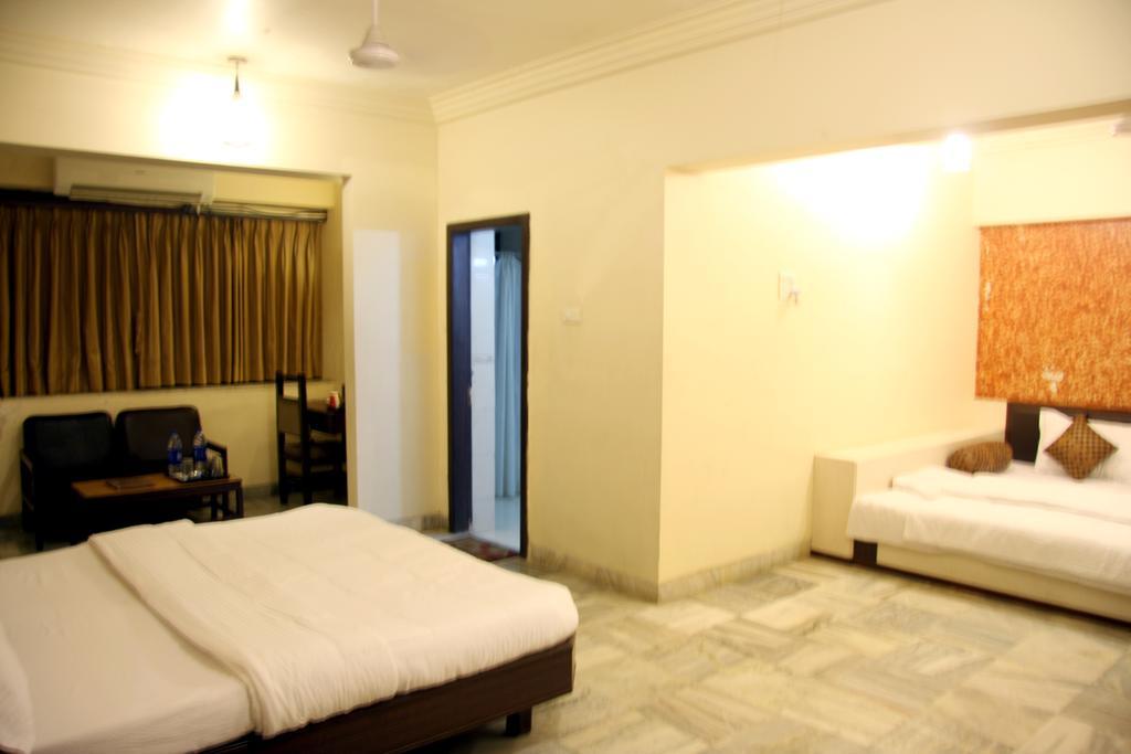 Hotel Jawahar Ulhāsnagar Екстериор снимка