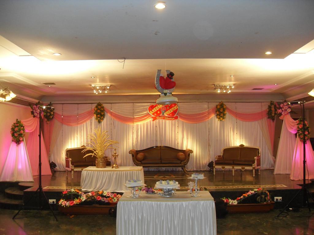 Hotel Jawahar Ulhāsnagar Екстериор снимка