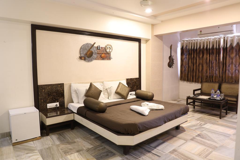 Hotel Jawahar Ulhāsnagar Екстериор снимка