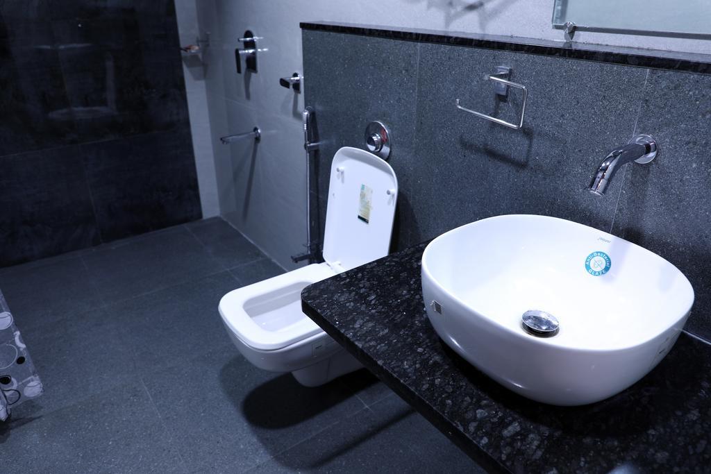 Hotel Jawahar Ulhāsnagar Екстериор снимка