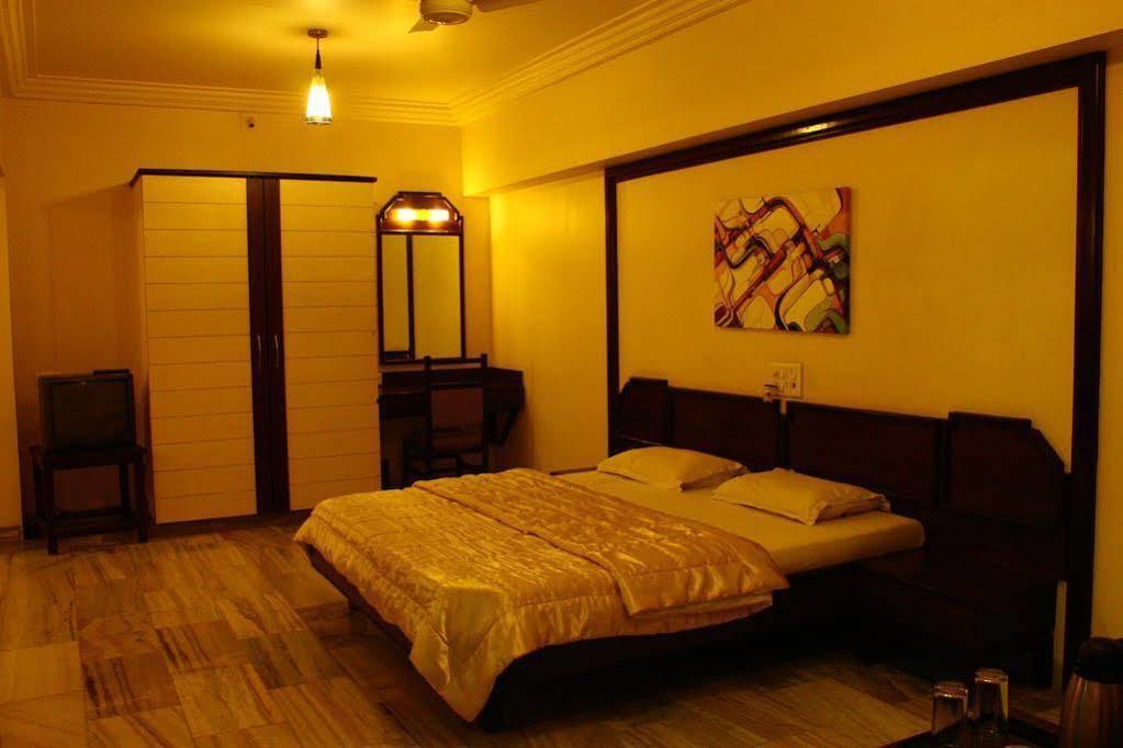 Hotel Jawahar Ulhāsnagar Екстериор снимка